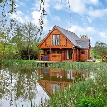 Anglesey Lakeside Lodges Menai Bridge Exterior photo