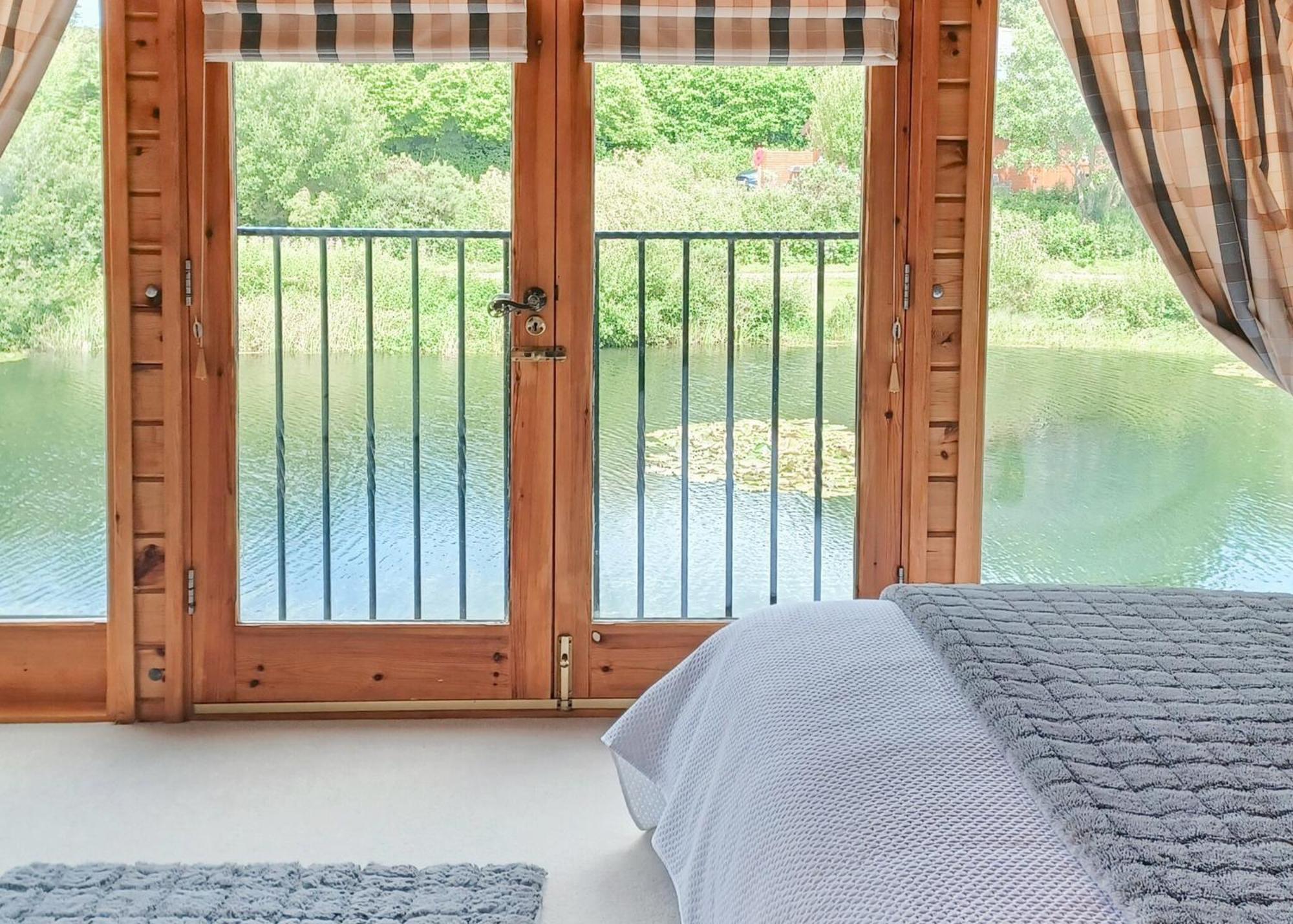 Anglesey Lakeside Lodges Menai Bridge Room photo