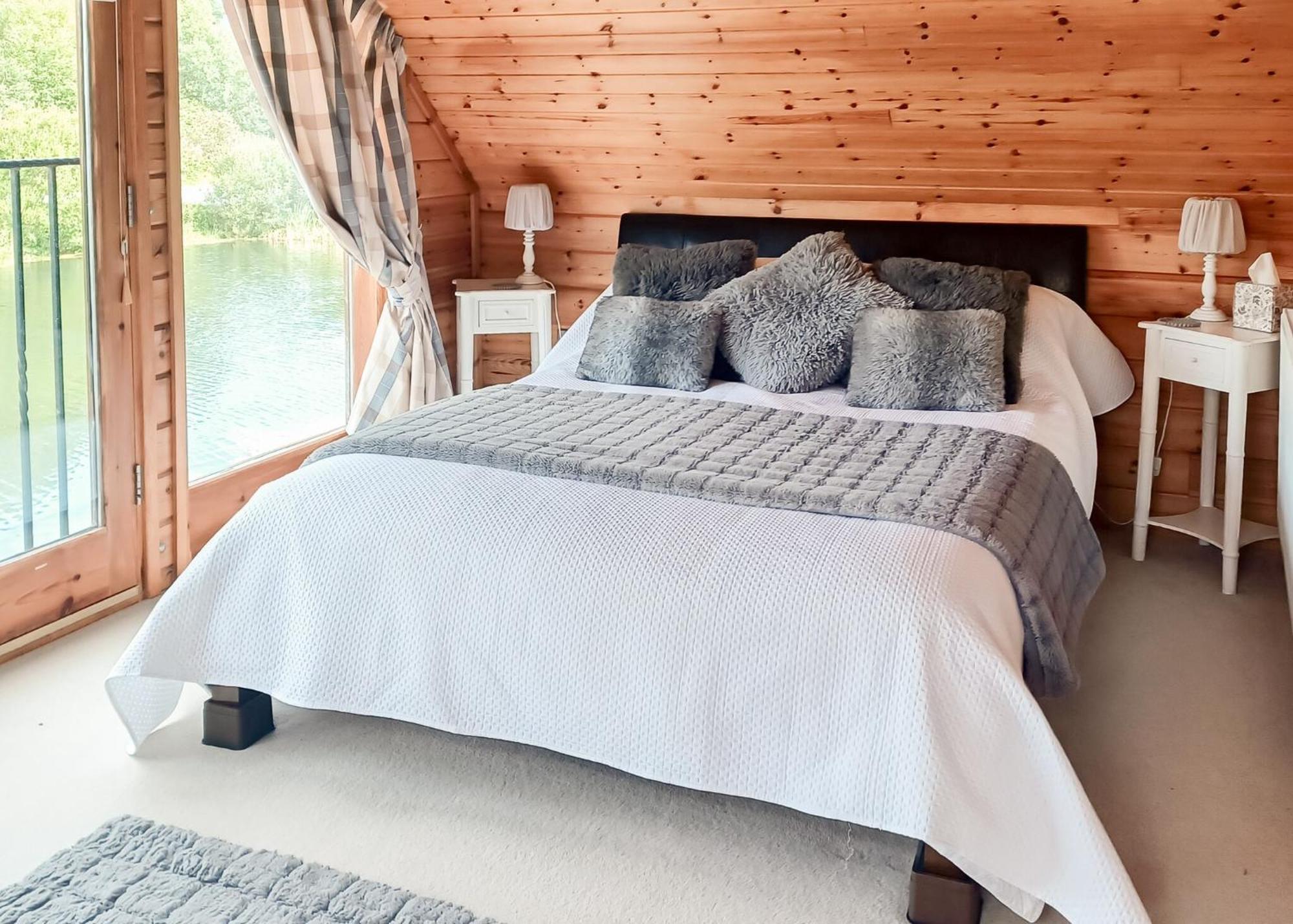 Anglesey Lakeside Lodges Menai Bridge Room photo