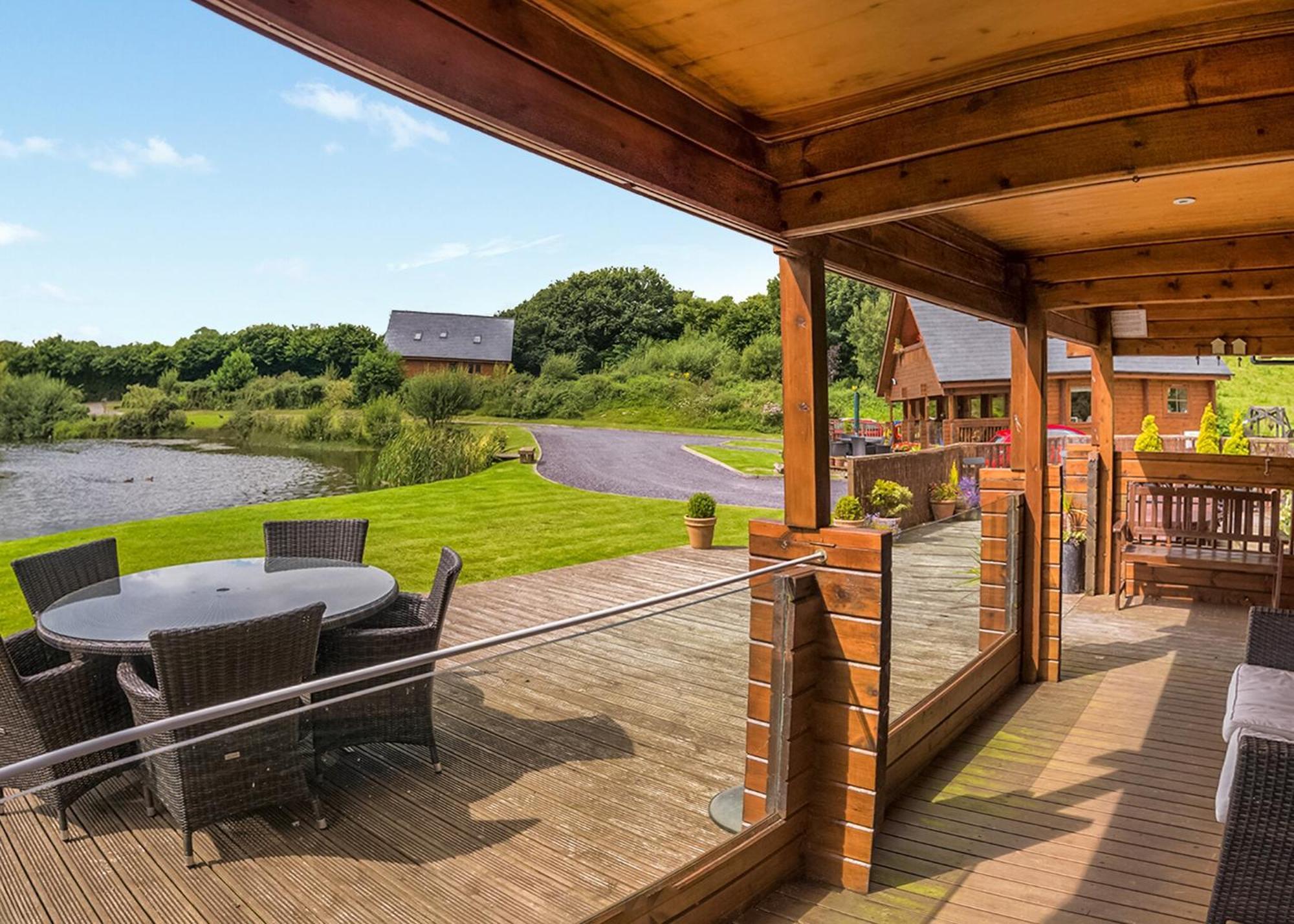Anglesey Lakeside Lodges Menai Bridge Room photo