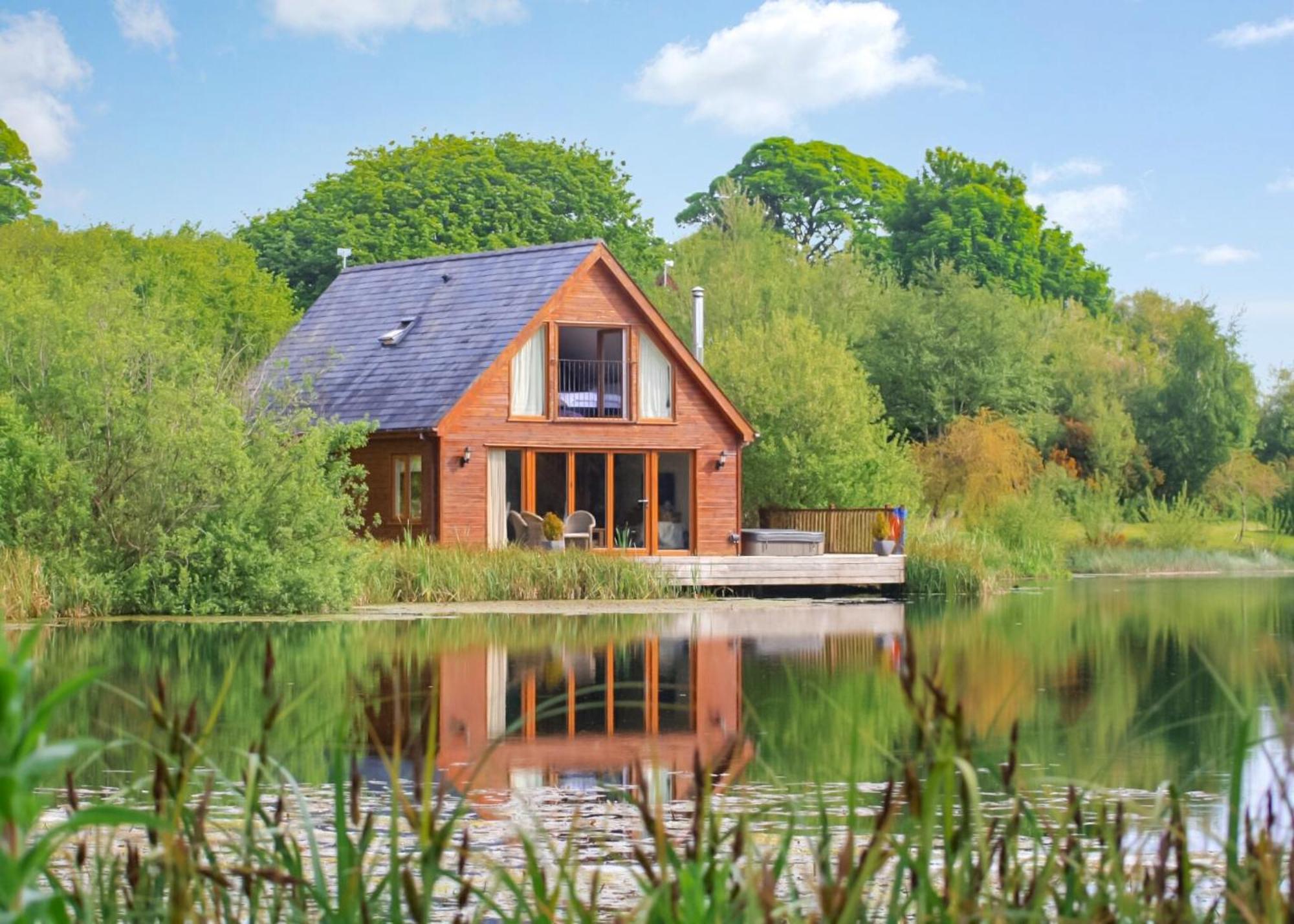 Anglesey Lakeside Lodges Menai Bridge Exterior photo