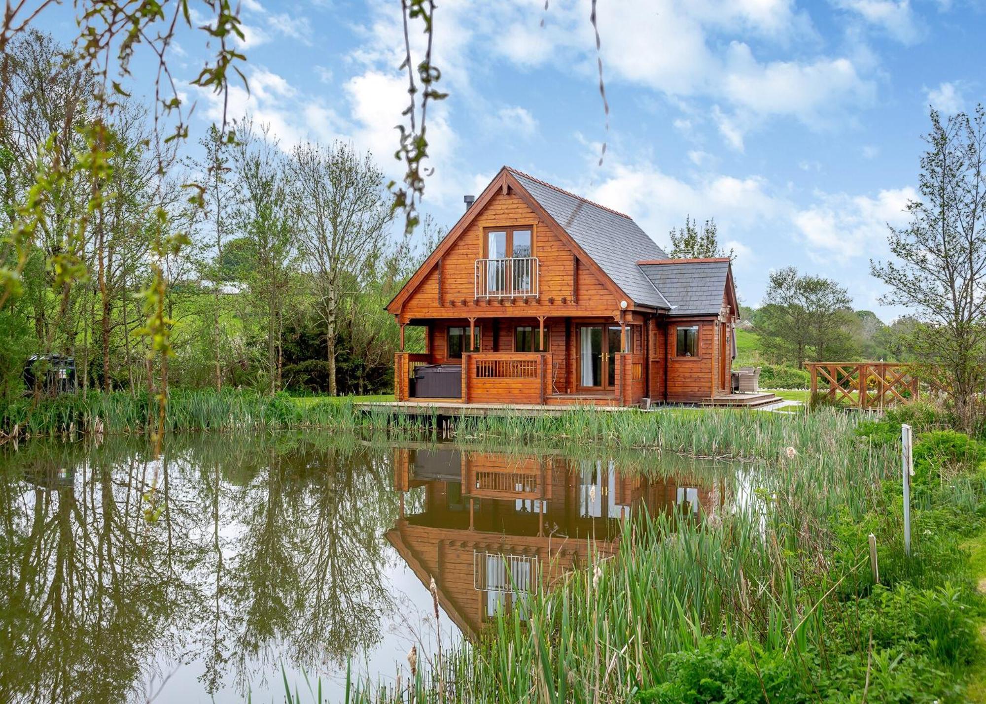 Anglesey Lakeside Lodges Menai Bridge Exterior photo