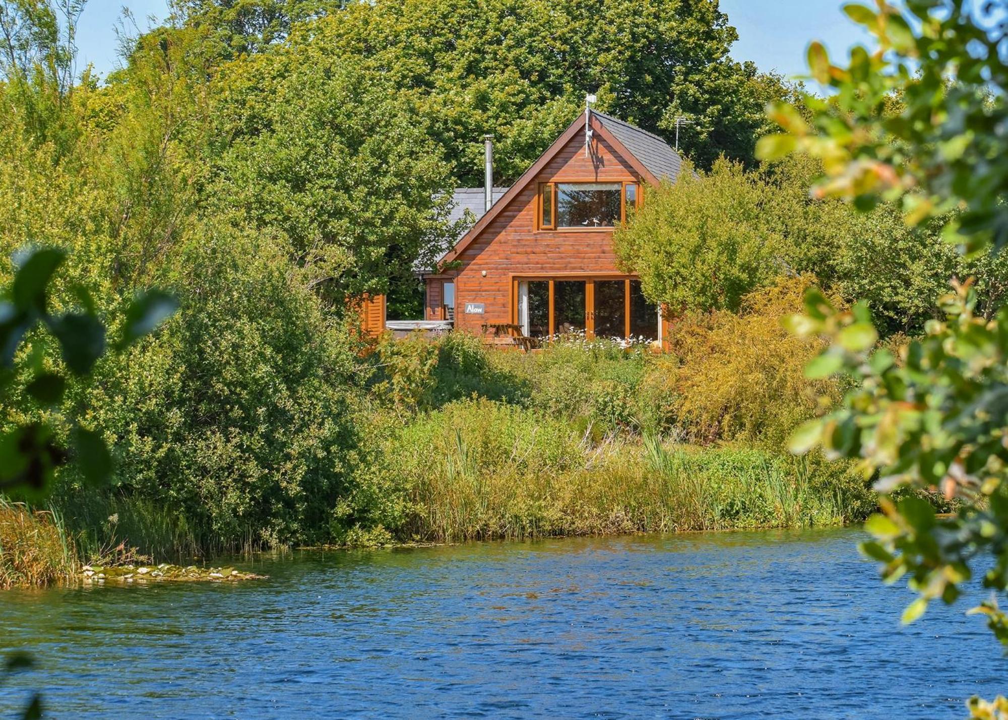 Anglesey Lakeside Lodges Menai Bridge Exterior photo