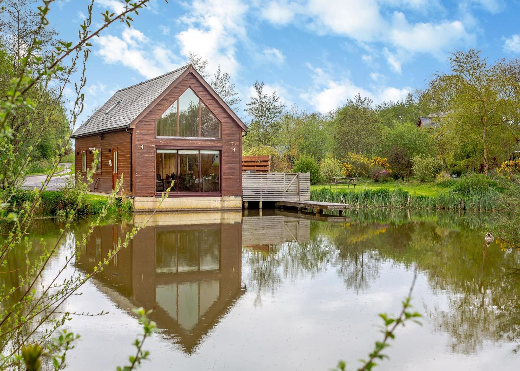 Anglesey Lakeside Lodges Menai Bridge Exterior photo