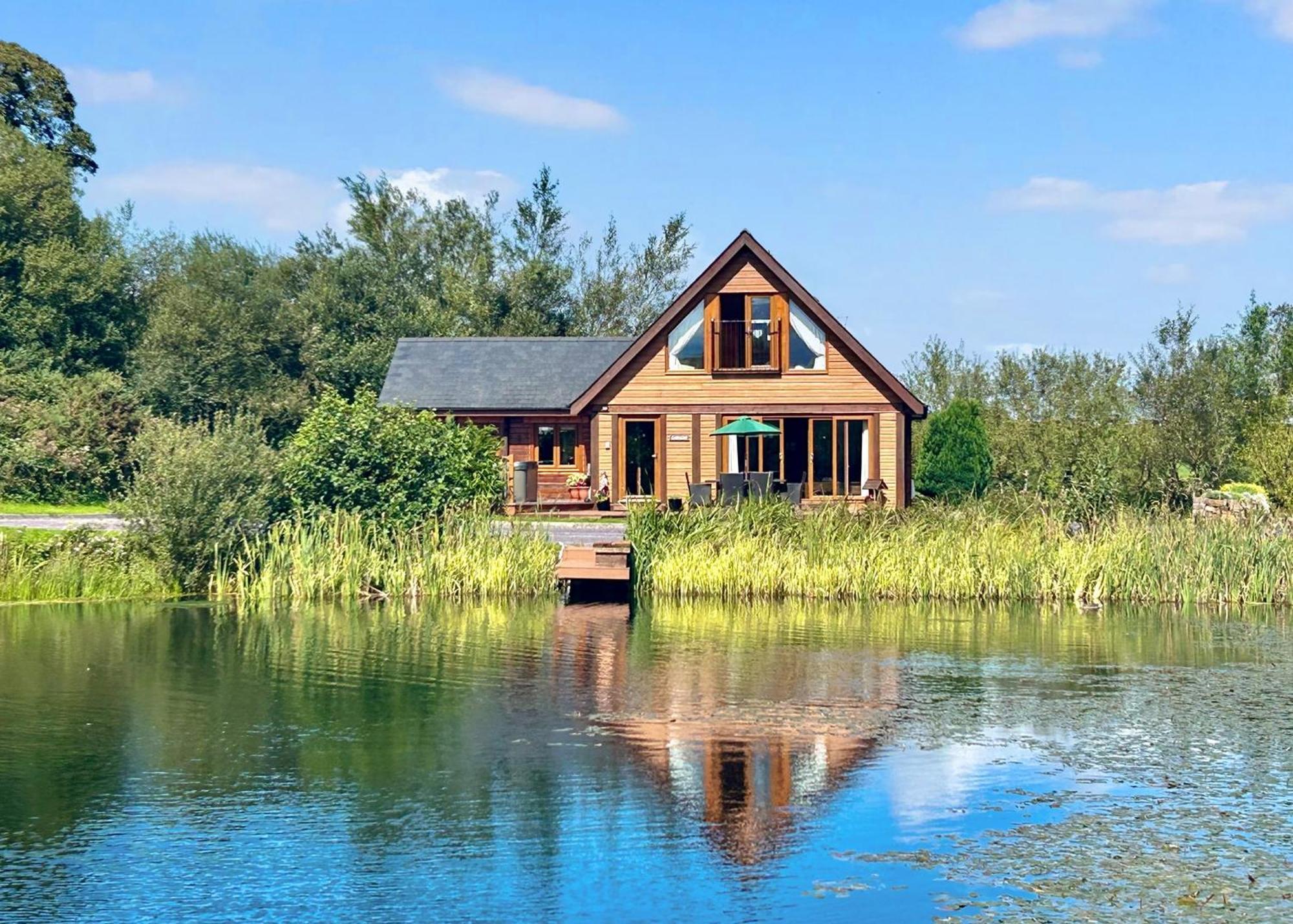 Anglesey Lakeside Lodges Menai Bridge Exterior photo